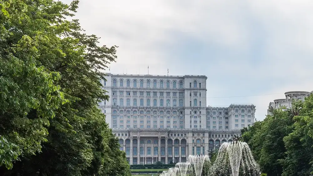 Palatul Parlamentului la capătul Bulevardului Unirii, între copaci și fântâni