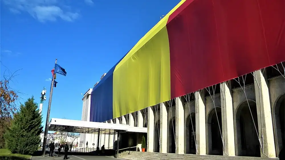 Palatul Victoria, sediul Guvernului României, cu drapelul tricolor pe fațadă