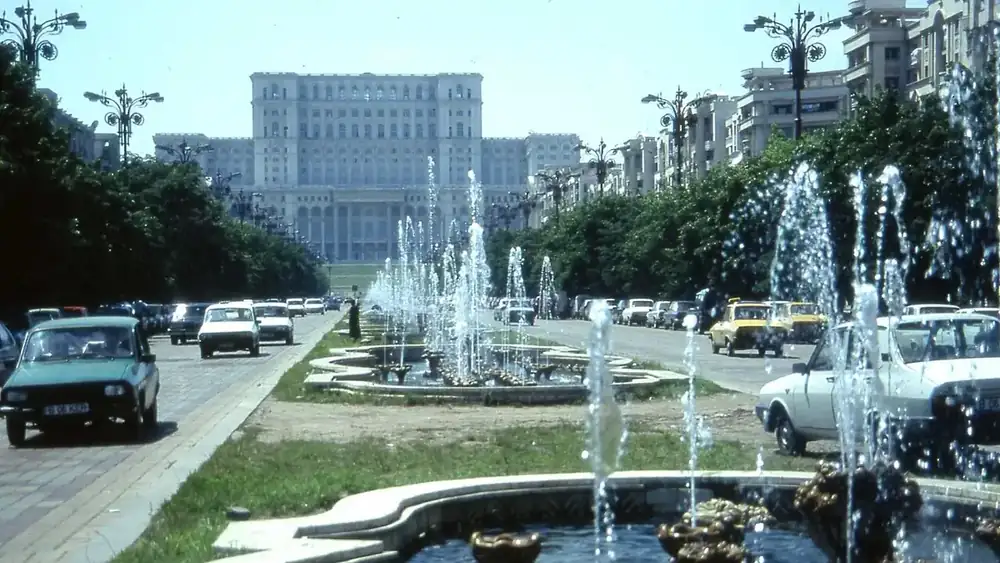 Palatul Parlamentului văzut de pe Bulevardul Unirii, cu fântâni în prim-plan