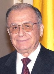 Ion Iliescu, fondatorul FSN/PSD, zâmbind (fotografie reală, 2004)
